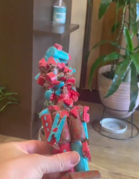 ザキパパが制作した赤と青緑のオブジェ